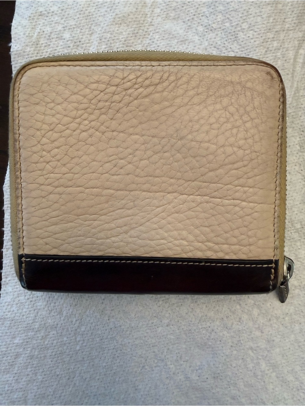 Vintage Dooney & Bourke
Donegal Crest Wallet Florentine & Pebble Leather - Picture 3 of 14
